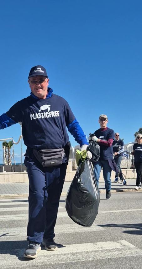 Bottino da 100 chili di rifiuti: 32 volontari Plastic Free puliscono San Salvo Marina