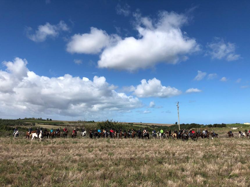 Una passeggiata a cavallo che ricrea il connubio magico con la natura