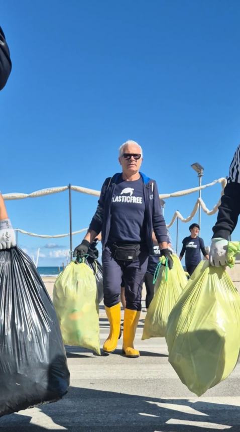 Bottino da 100 chili di rifiuti: 32 volontari Plastic Free puliscono San Salvo Marina