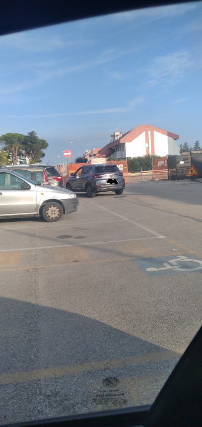 "In via Ritucci Chinni auto e moto ignorano il divieto di transito e vanno contromano"