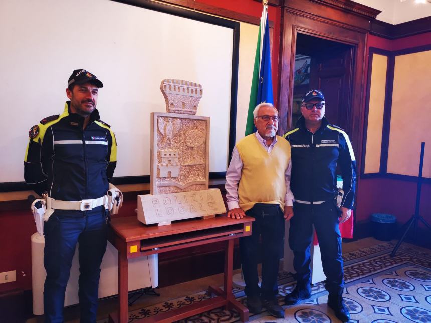 Scultura in dono alla Polizia locale di Campomarino