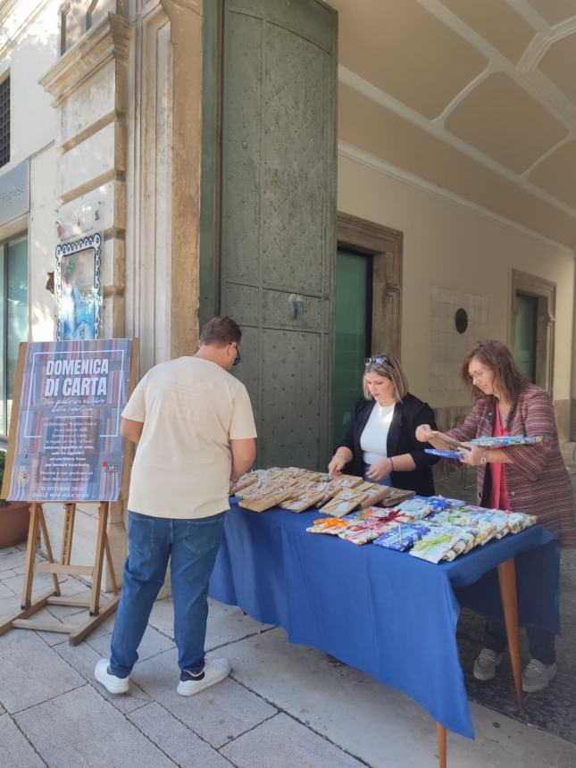 "Un libro al buio" con la domenica di carta