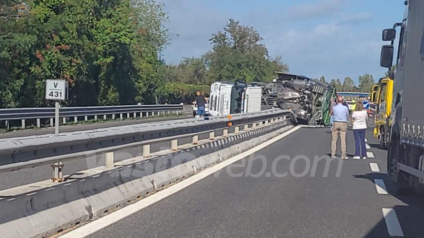 Mezzo pesante si ribalta sull'A14, ferito l'autista e traffico in tilt