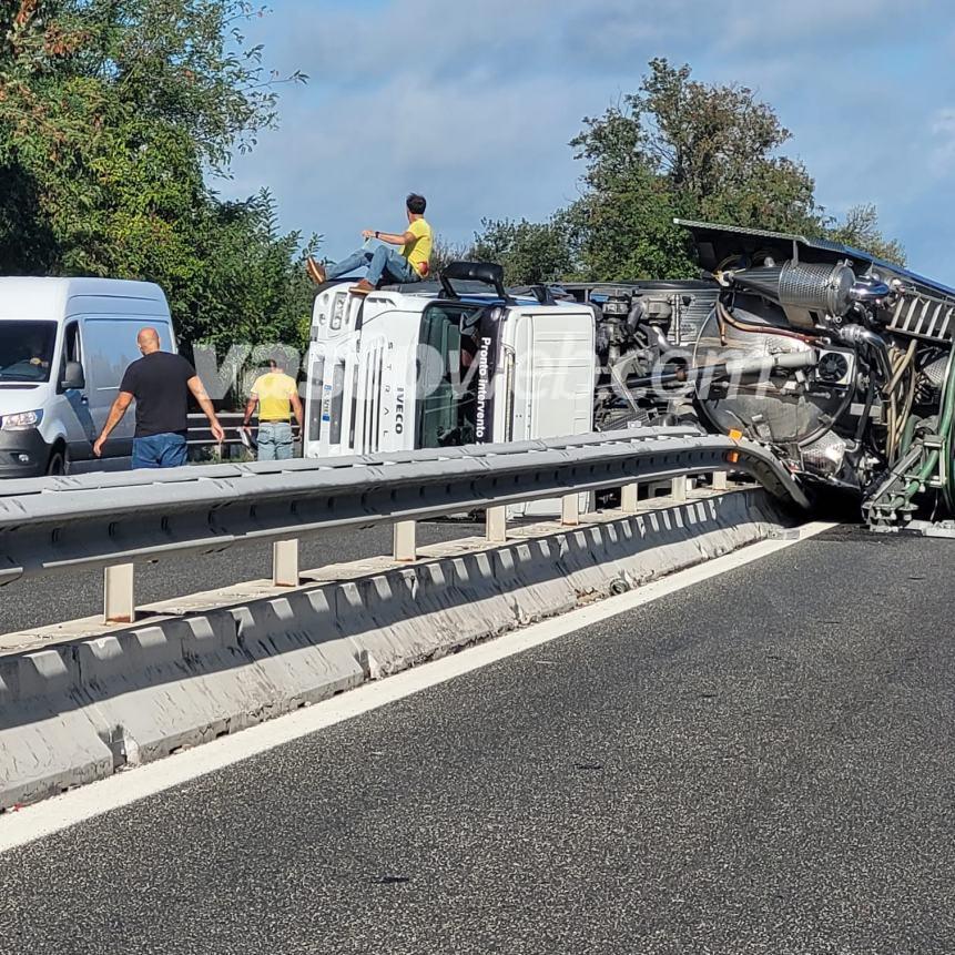 Mezzo pesante si ribalta sull'A14, ferito l'autista e traffico in tilt