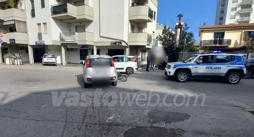 Scontro auto-bici in Corso Mazzini, ferito un ciclista 58enne