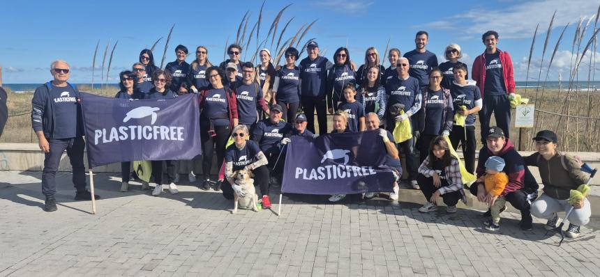 Bottino da 100 chili di rifiuti: 32 volontari Plastic Free puliscono San Salvo Marina