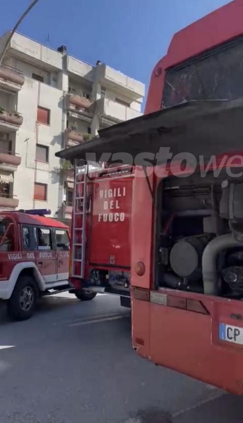 Autobus per trasporto studenti in panne sulla circonvallazione, intervento dei vigili del fuoco 