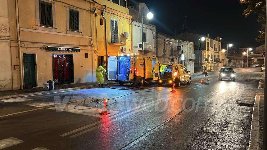 Mercedes in fiamme in Corso Mazzini, danneggiato anche un impianto semaforico