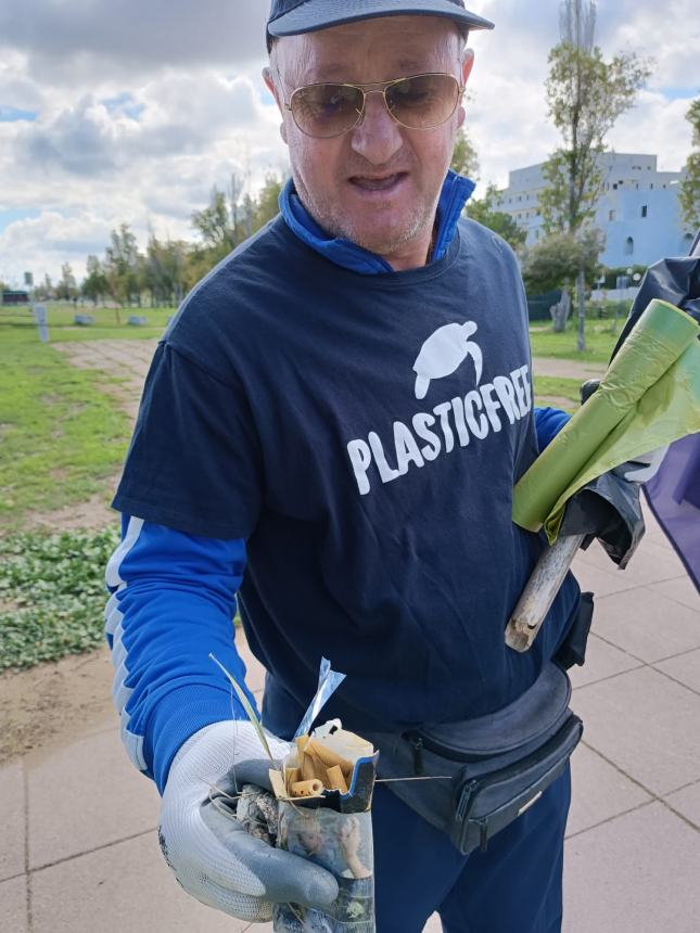 Bottino da 100 chili di rifiuti: 32 volontari Plastic Free puliscono San Salvo Marina