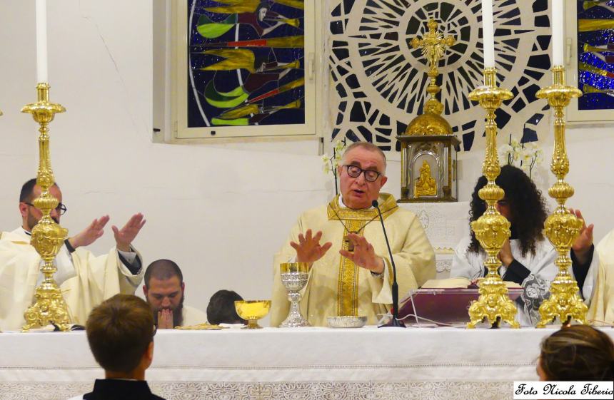 Gissi in festa per San Gabriele: il dono di Cinzia Corti a don Gianluca Bracalante e al Priore Raffaele De Fulvio