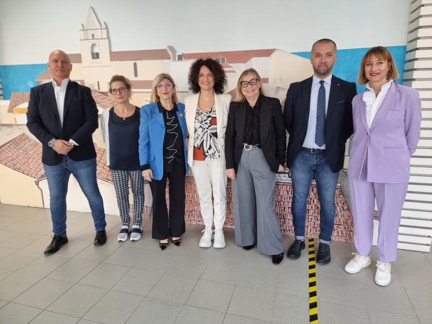 Il taglio del nastro all'istituto Alfano da Termoli