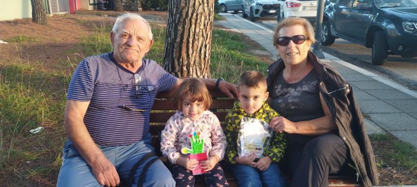 «Vogliamo più bene ai nipoti che agli stessi figli», quando essere nonni è una gioia della vita