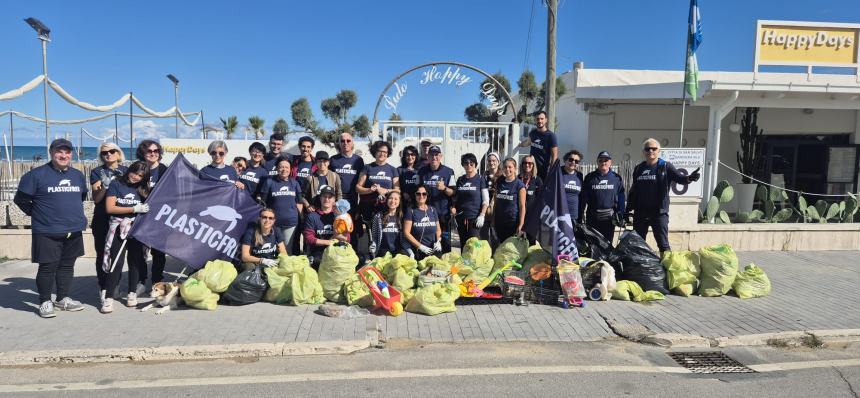 Bottino da 100 chili di rifiuti: 32 volontari Plastic Free puliscono San Salvo Marina