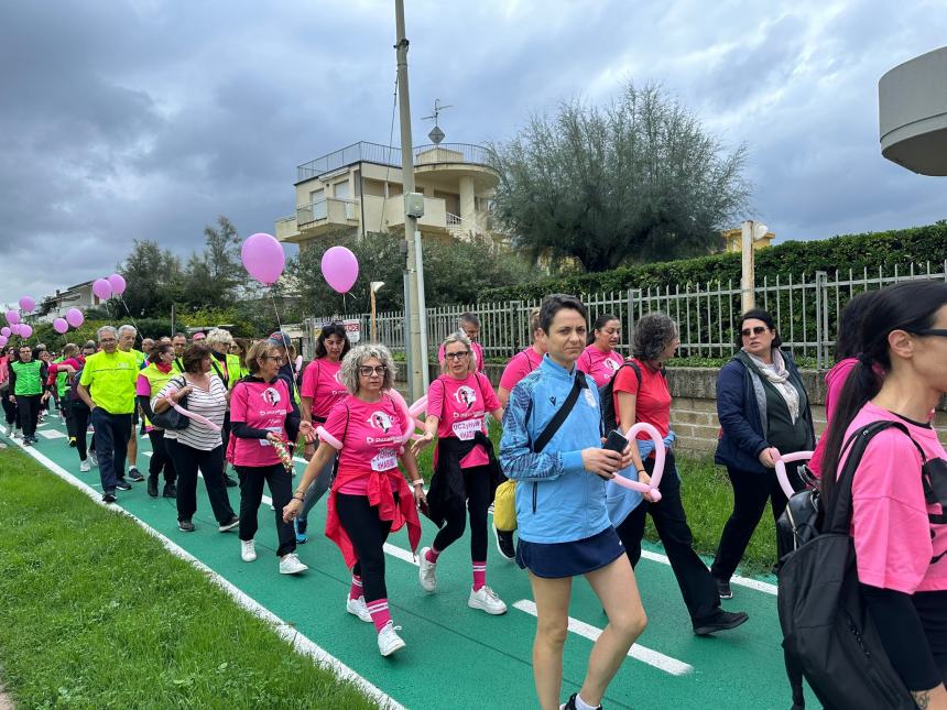 Tumore al seno, camminata e raccolta fondi sulla spiaggia di Vasto "a sostegno della ricerca" 