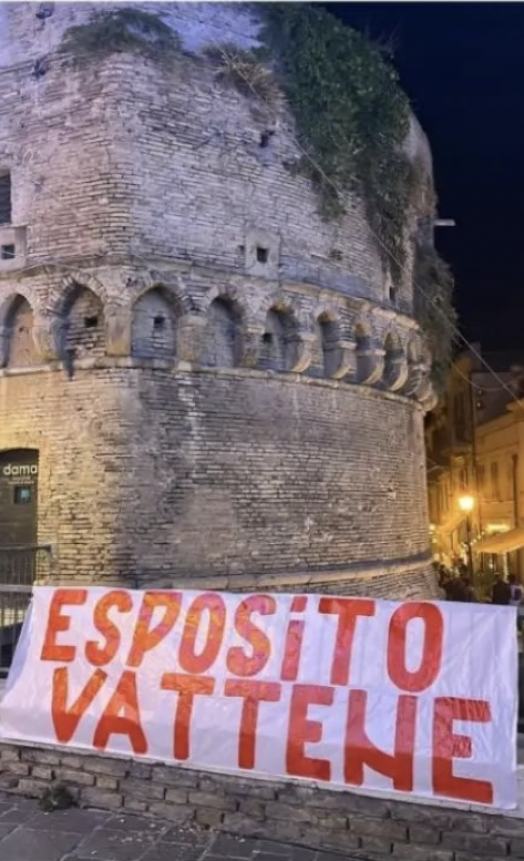 “Esposito vattene”: dal centro storico a Vasto Marina, cresce la protesta della Curva Sud