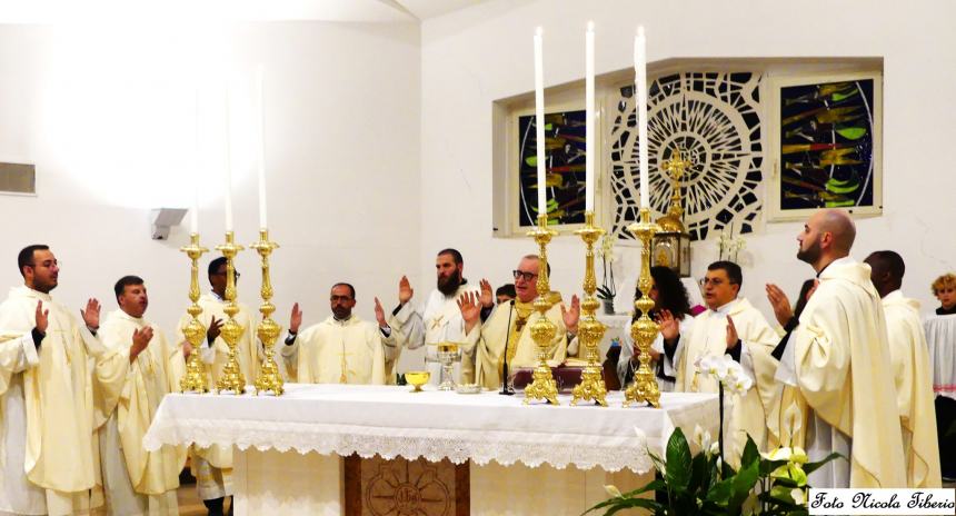 Gissi in festa per San Gabriele: il dono di Cinzia Corti a don Gianluca Bracalante e al Priore Raffaele De Fulvio