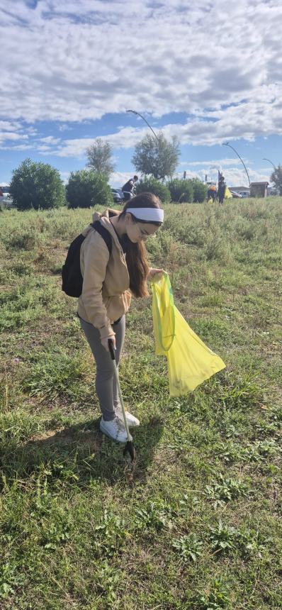 Bottino da 100 chili di rifiuti: 32 volontari Plastic Free puliscono San Salvo Marina