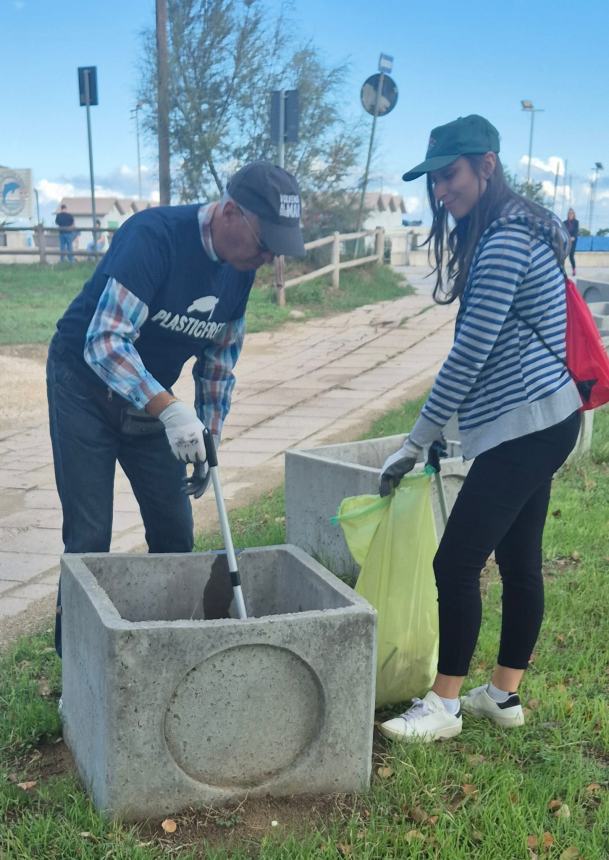 Bottino da 100 chili di rifiuti: 32 volontari Plastic Free puliscono San Salvo Marina