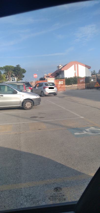 "In via Ritucci Chinni auto e moto ignorano il divieto di transito e vanno contromano"