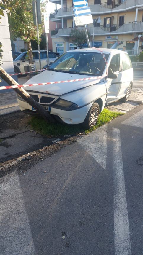 L'auto finita contro il palo della segnaletica