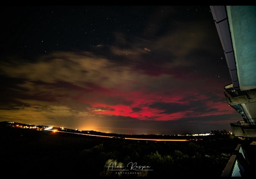 Lo spettacolo dell'aurora boreale visto da San Salvo: gli scatti del vastese Alex Raspa