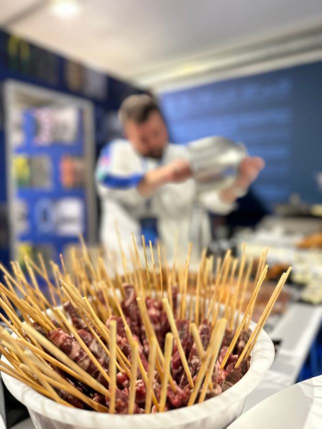 G7 Agricoltura e pesca: migliaia di visitatori allo stand Abruzzo grazie ad arrosticini, tartufo, olio e zafferano