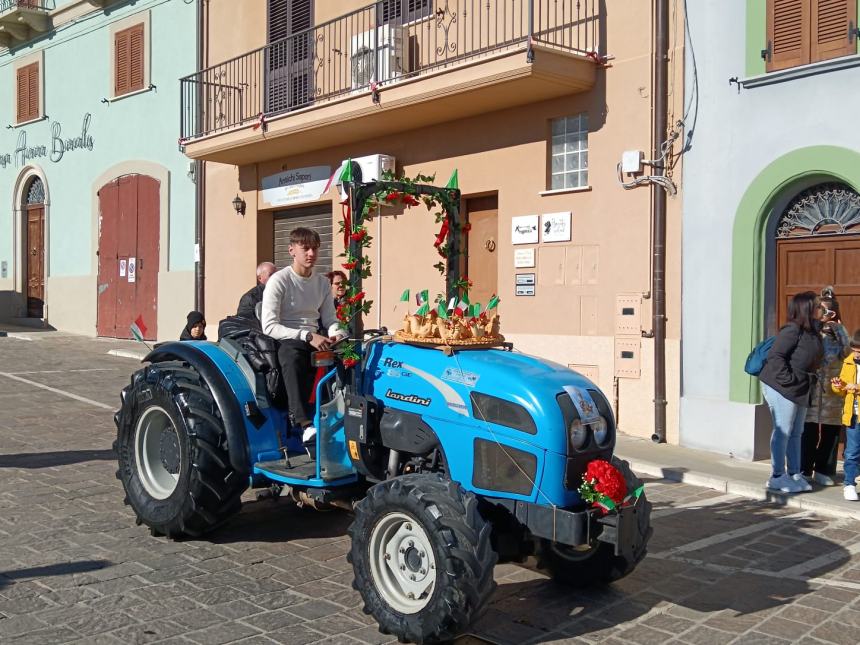 A Pollutri sfilano le some in onore di San Nicola