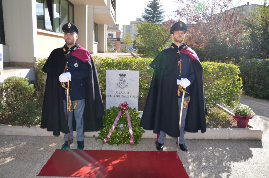 Un cippo marmoreo in Questura, l'omaggio ai caduti della Polizia