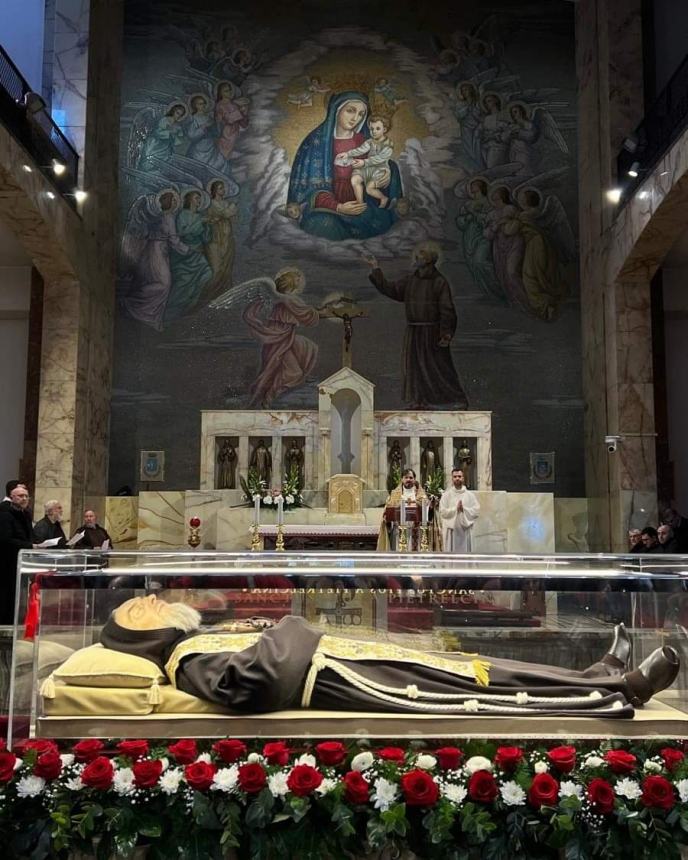 Fedeli della diocesi alla traslazione della teca di San Pio alla vecchia cripta