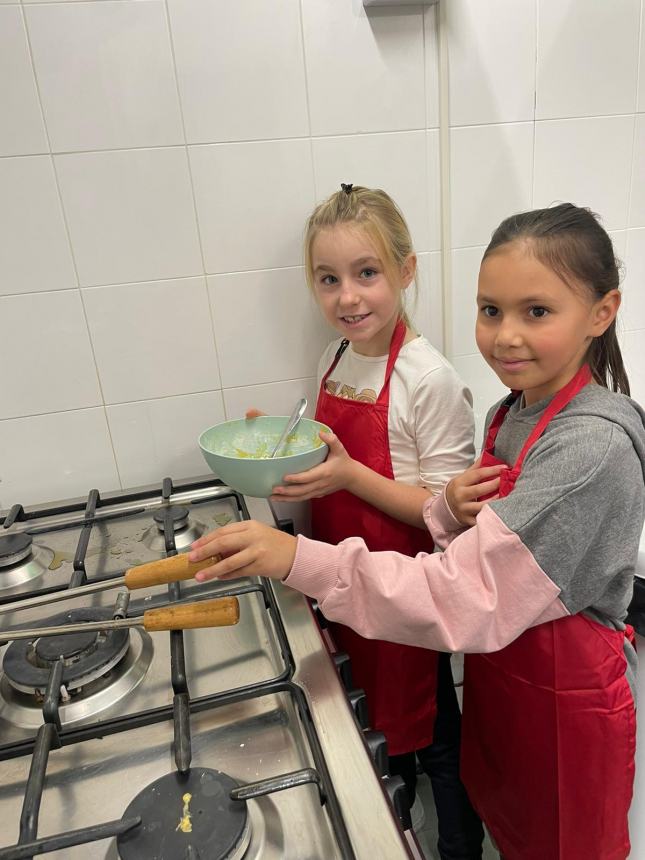 Generazioni a confronto con il laboratorio di cucina de "Il sorriso dell'anziano"