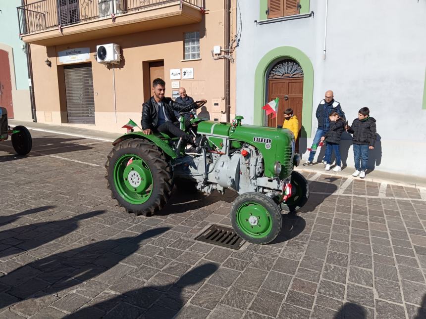 A Pollutri sfilano le some in onore di San Nicola