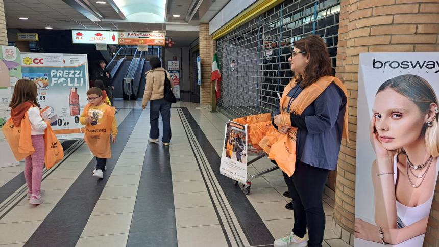 Piccoli volontari contribuiscono al successo della Colletta alimentare