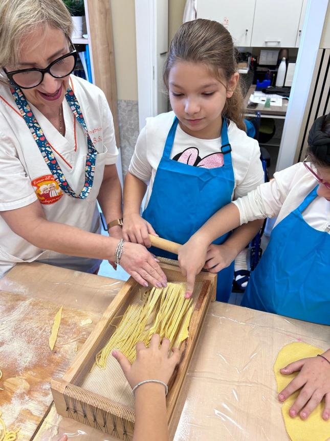 Generazioni a confronto con il laboratorio di cucina de "Il sorriso dell'anziano"