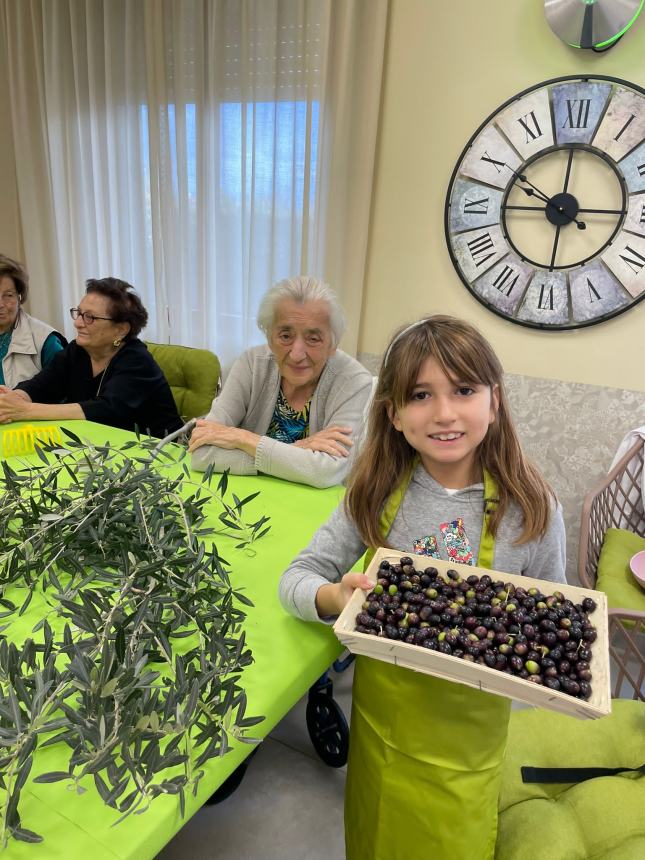 Generazioni a confronto con il laboratorio di cucina de "Il sorriso dell'anziano"