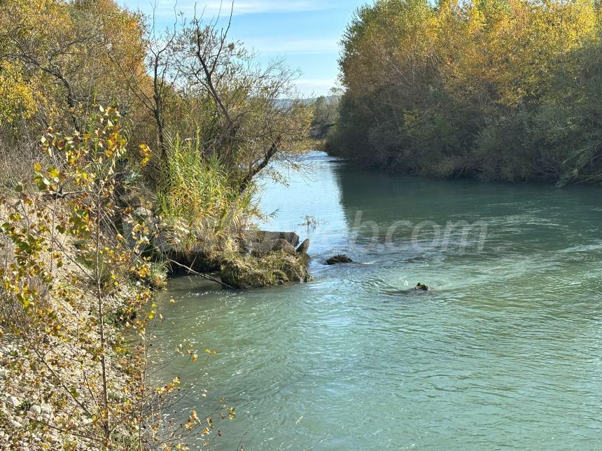 Cadavere di un uomo rinvenuto lungo il fiume Sangro, corpo recuperato e trasferito in obitorio