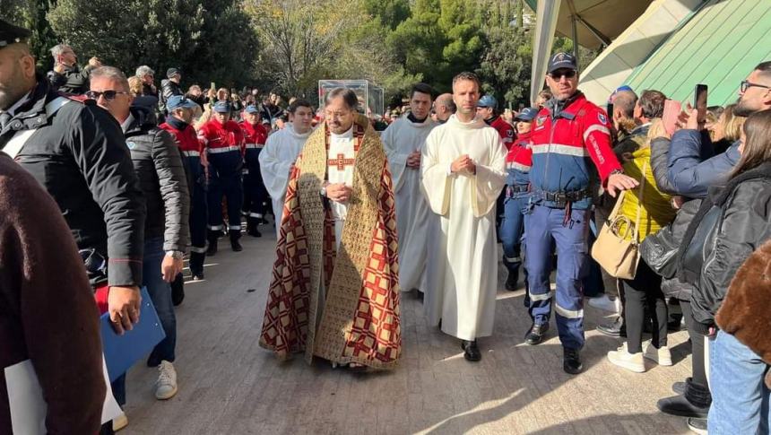 Fedeli della diocesi alla traslazione della teca di San Pio alla vecchia cripta