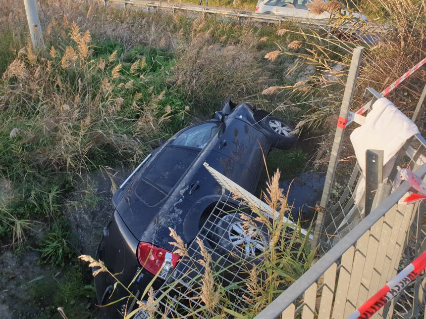 La macchina finita nel canale