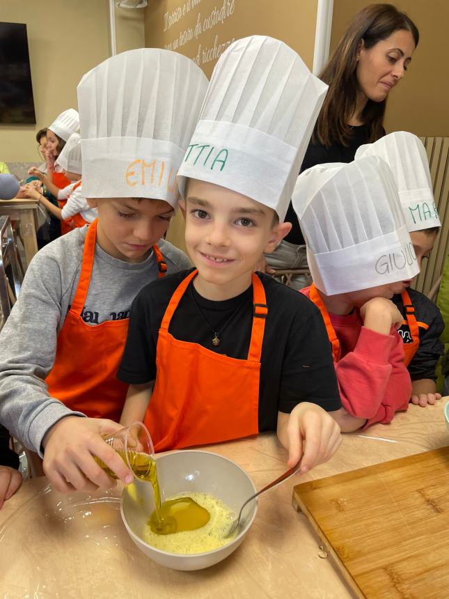 Generazioni a confronto con il laboratorio di cucina de "Il sorriso dell'anziano"