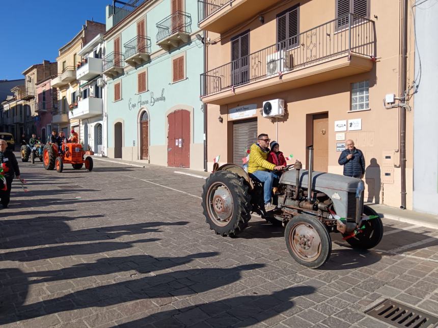 A Pollutri sfilano le some in onore di San Nicola