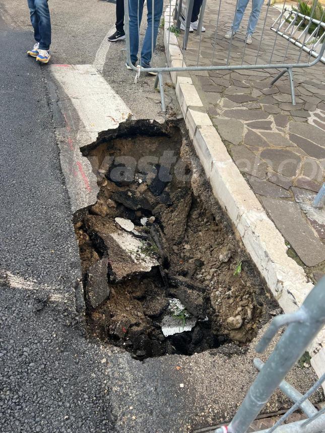 Voragine in via Ciccarone, camion ci finisce dentro in fase di manovra