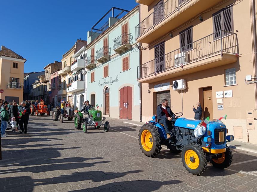 A Pollutri sfilano le some in onore di San Nicola