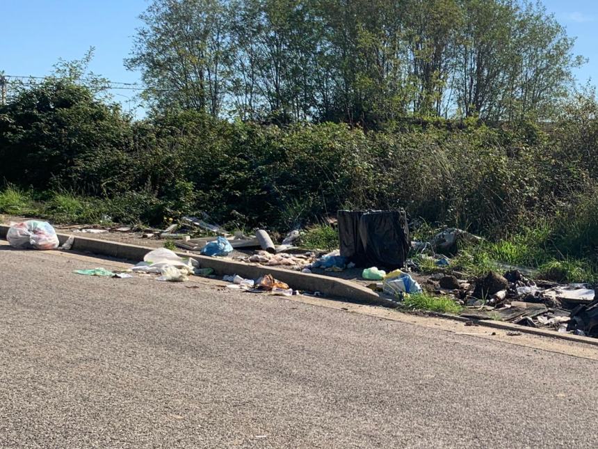 Discarica a cielo aperto nella zona industriale del porto: inciviltà negli angoli bui della città