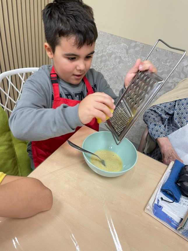 Generazioni a confronto con il laboratorio di cucina de "Il sorriso dell'anziano"