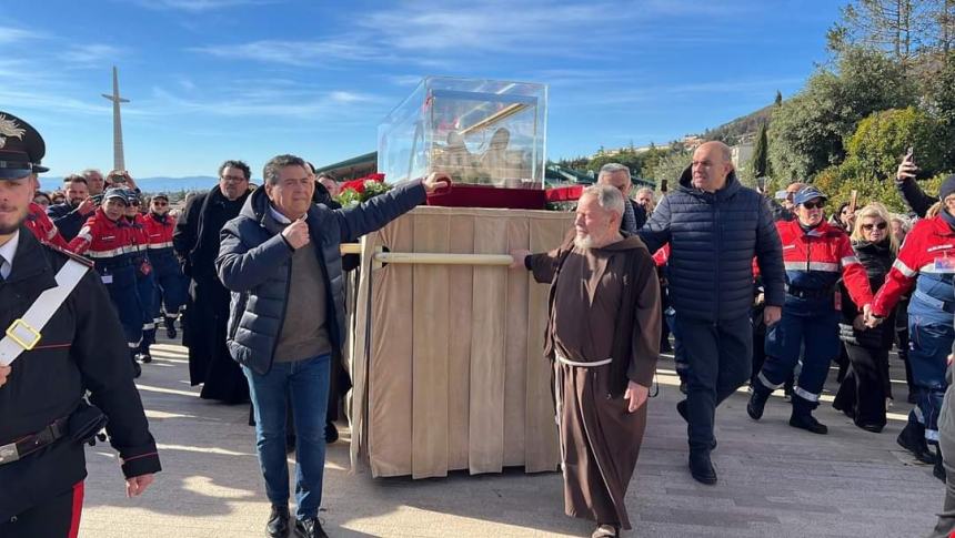 Fedeli della diocesi alla traslazione della teca di San Pio alla vecchia cripta