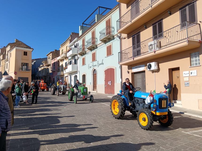 A Pollutri sfilano le some in onore di San Nicola