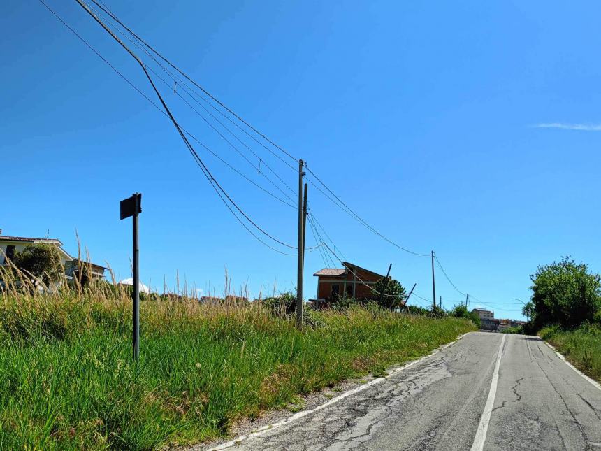 “Anche a Celenza pali telefonici pericolanti, chi di dovere provveda”