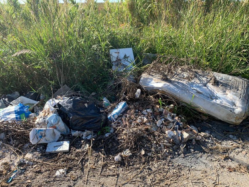 Discarica a cielo aperto nella zona industriale del porto: inciviltà negli angoli bui della città