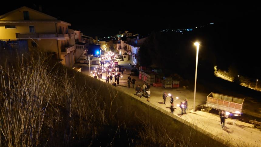 La fiaccolata a San Giuliano di Puglia 