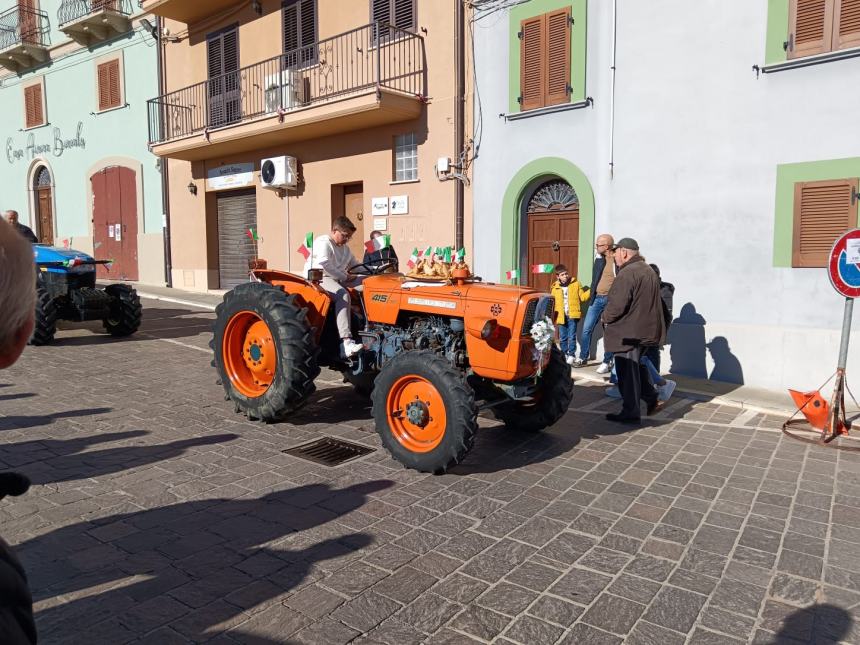 A Pollutri sfilano le some in onore di San Nicola