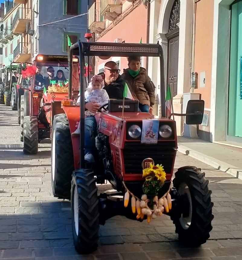 A Pollutri sfilano le some in onore di San Nicola